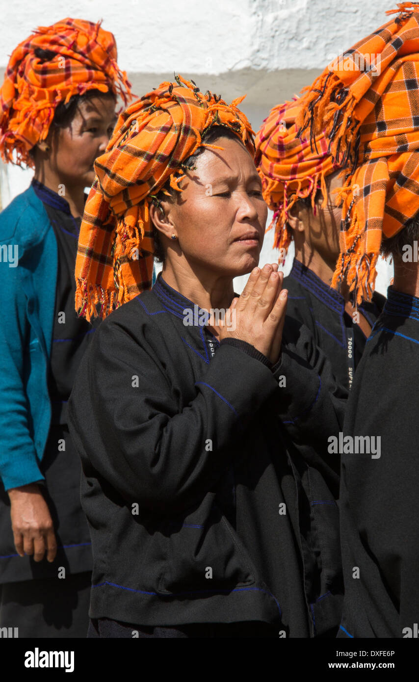 Il gruppo di donne PaO in preghiera in un tempio vicino Lago Inle nello Stato di Shan nel centro del Myanmar (Birmania). Foto Stock