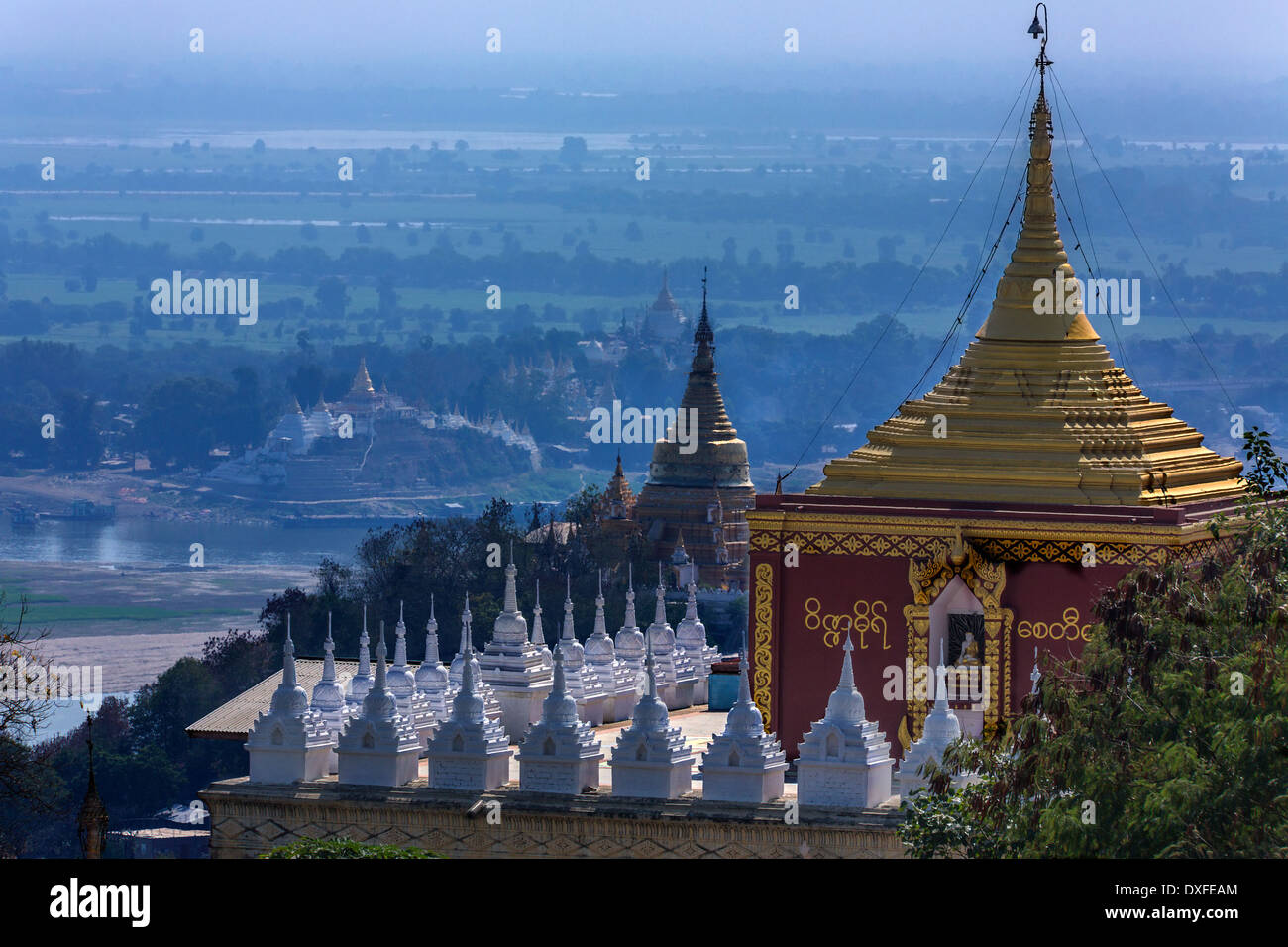 Vista attraverso l'Irrawaddy Ayeyarwaddy (Fiume) da Sagaing collina vicino alla città di Sagaing nel Myanmar (Birmania). Foto Stock