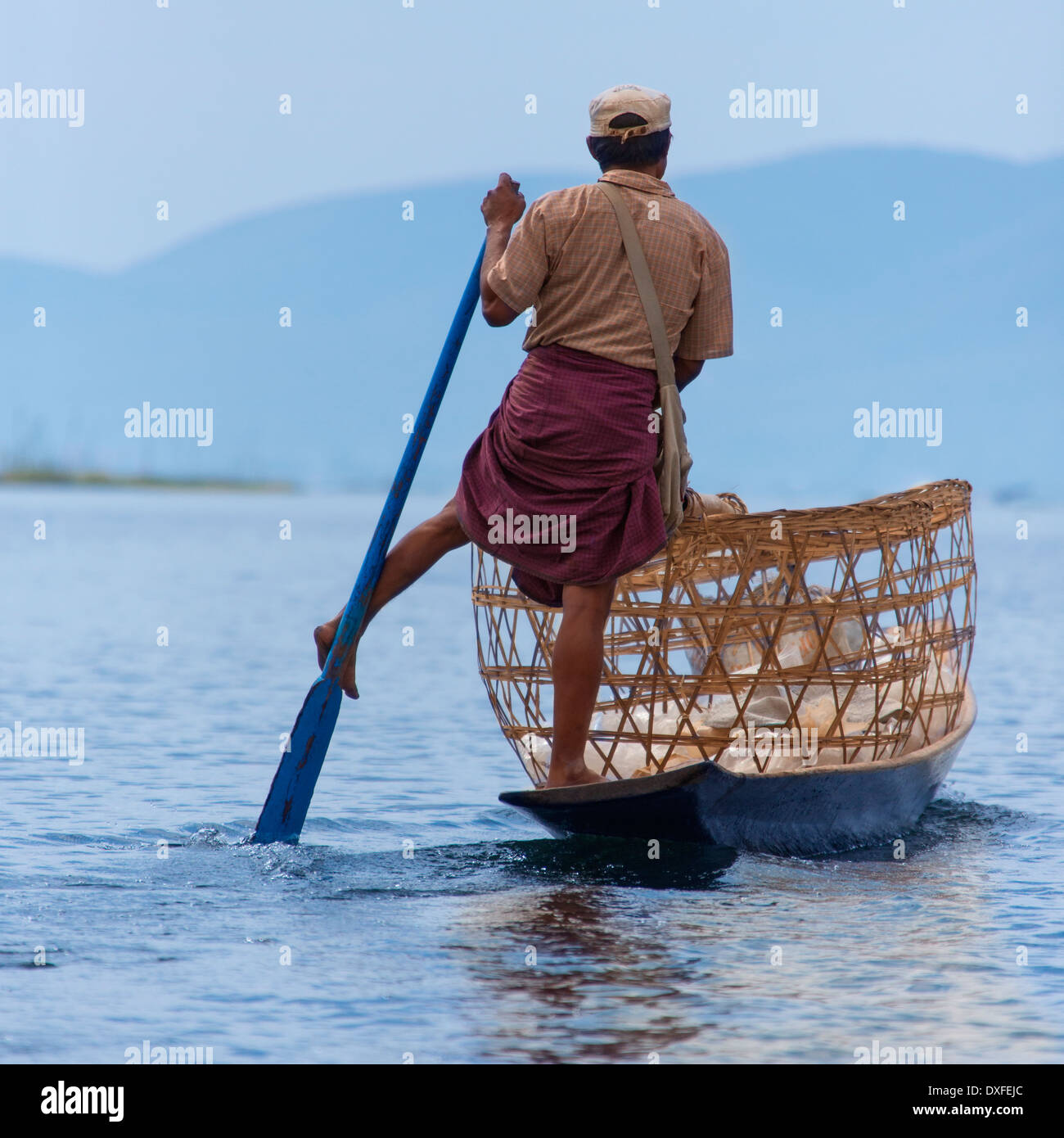 Una gamba pescatori di canottaggio sul Lago Inle nello Stato di Shan in Myanmar (Birmania) Foto Stock
