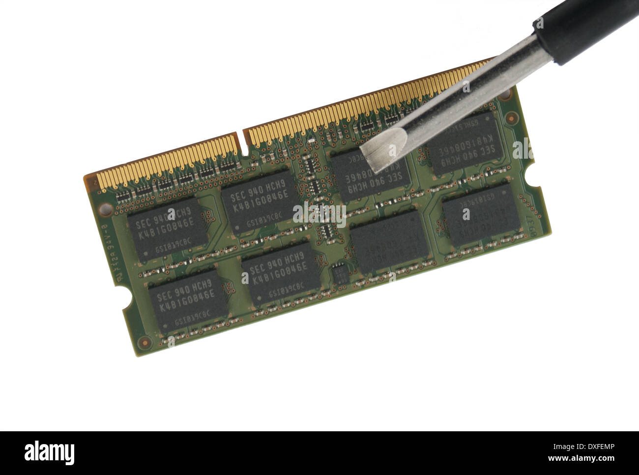 Memoria DDR scheda chip con un cacciavite Foto Stock