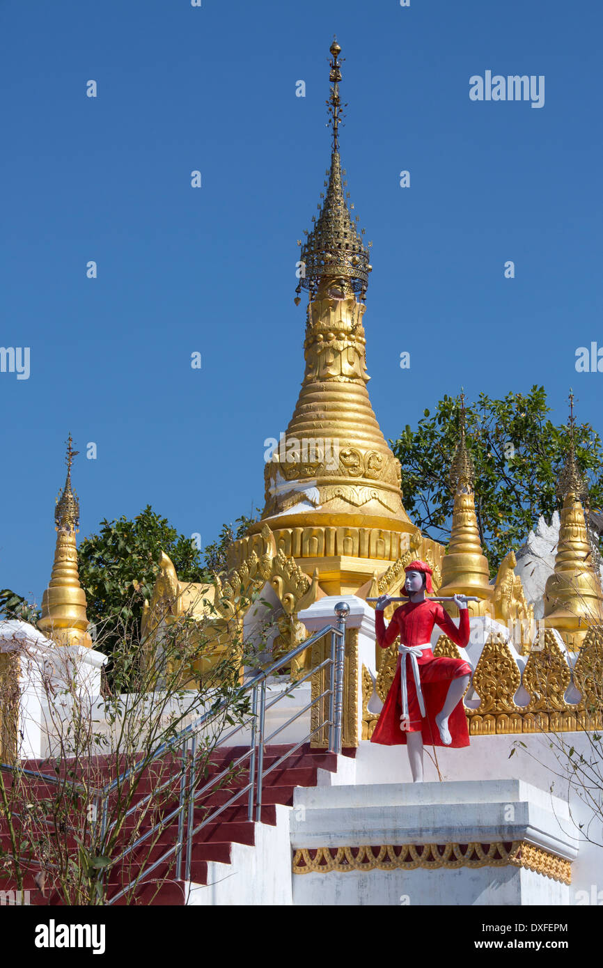 Uno stupa buddisti nei pressi del Monte Popa in Myanmar (Birmania). Foto Stock