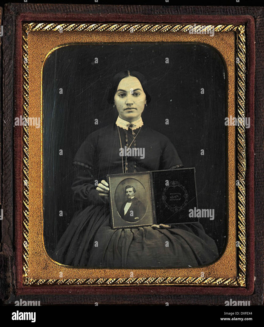 Donna seduta, tenendo la piastra completa daguerreotype ritratto di un uomo Foto Stock