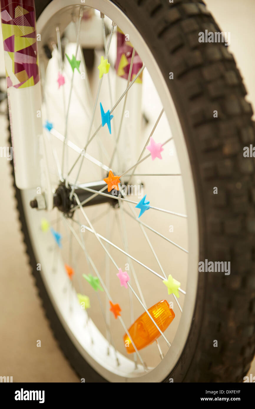 Close-up di decorate, ruota di bicicletta su bambini, bicicletta studio shot Foto Stock