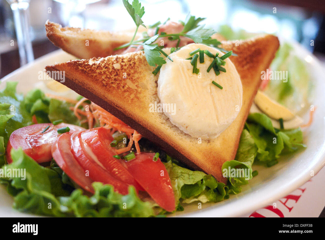 Close-up di Toast con formaggio su insalata, cafe, Parigi, Francia Foto Stock