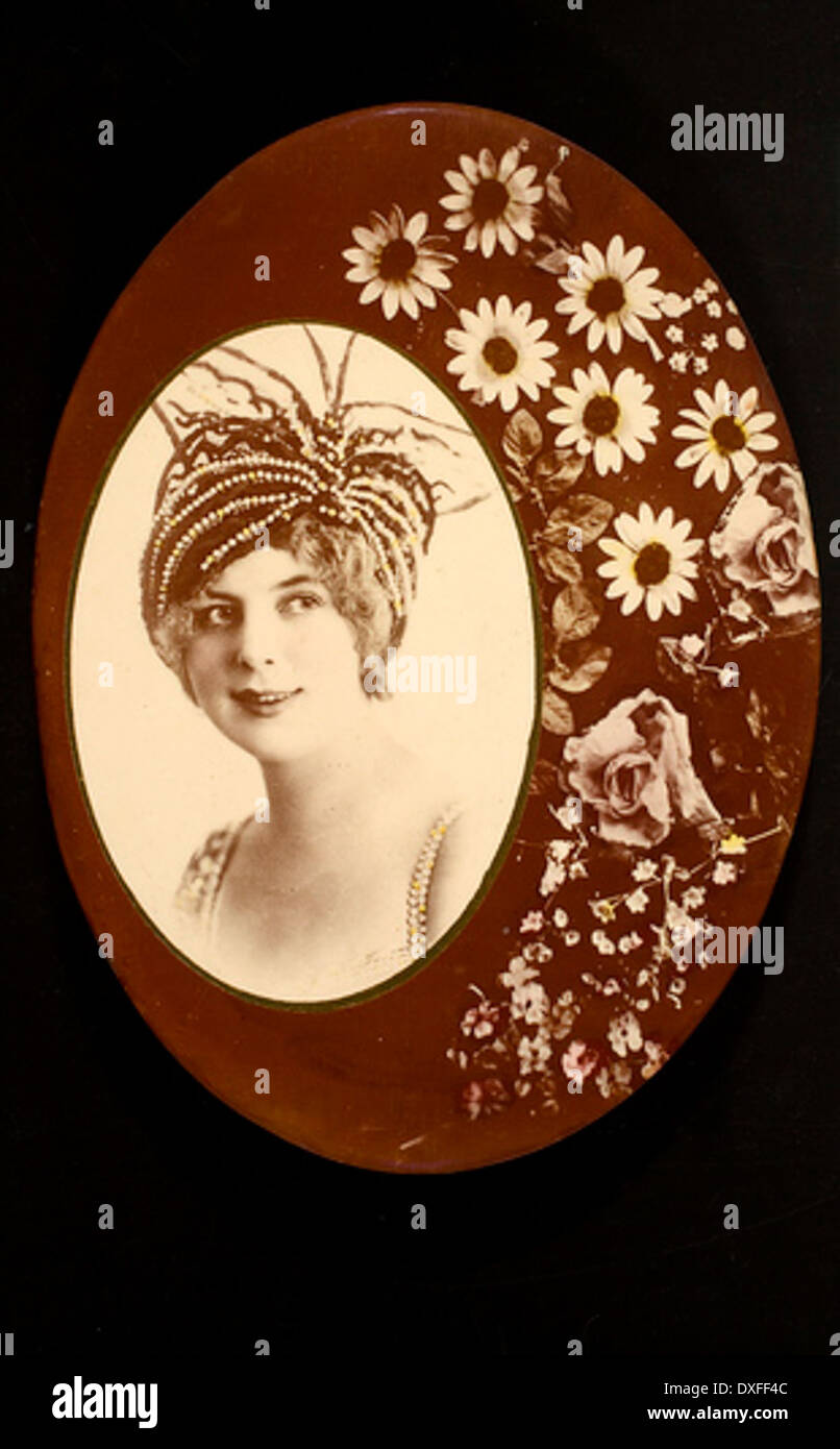 Questa fotografia vintage raffigura una donna vestita con l'iconico stile flapper degli anni '1920, una tendenza alla moda nota per il suo look audace e moderno durante l'era Jazz. Foto Stock