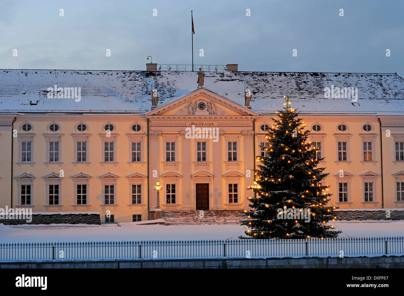 Ingresso principale, Bellevue Palace, residenza del Presidente federale tedesco, albero di natale, Berlino / Schloss Bellevue Foto Stock