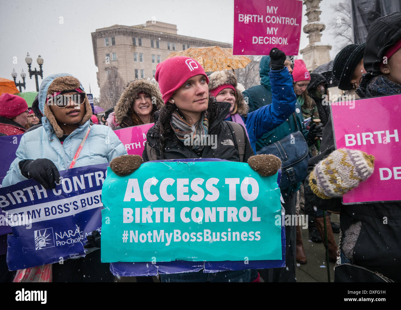 Washington DC, Stati Uniti d'America 25 marzo, 3014: centinaia di donne hanno protestato presso l'U.S. La Corte suprema a voce opposizione all'Hobby Lobby caso, che cerca di dare la salute delle esenzioni per le credenze religiose. La corte ha sentito gli argomenti oggi in questa controversa battaglia. Credito: Ann poco/Alamy Live News Foto Stock