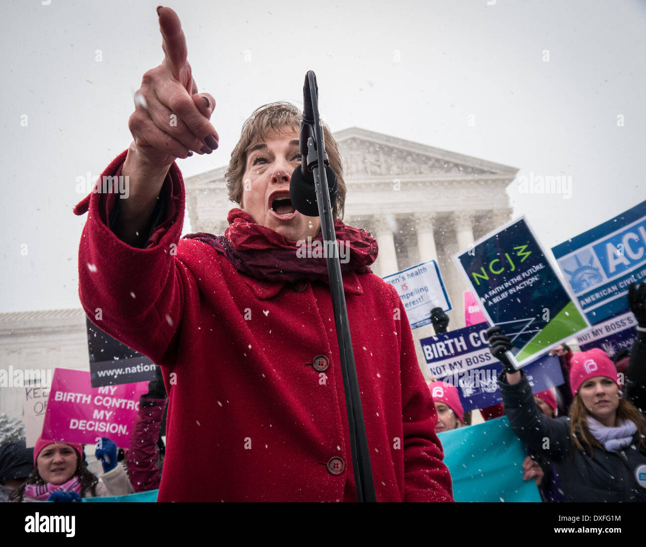 Washington DC, Stati Uniti d'America 25 marzo, 3014: centinaia di donne hanno protestato presso l'U.S. La Corte suprema a voce opposizione all'Hobby Lobby caso, che cerca di dare la salute delle esenzioni per le credenze religiose. La corte ha sentito gli argomenti oggi in questa controversa battaglia. Credito: Ann poco/Alamy Live News Foto Stock