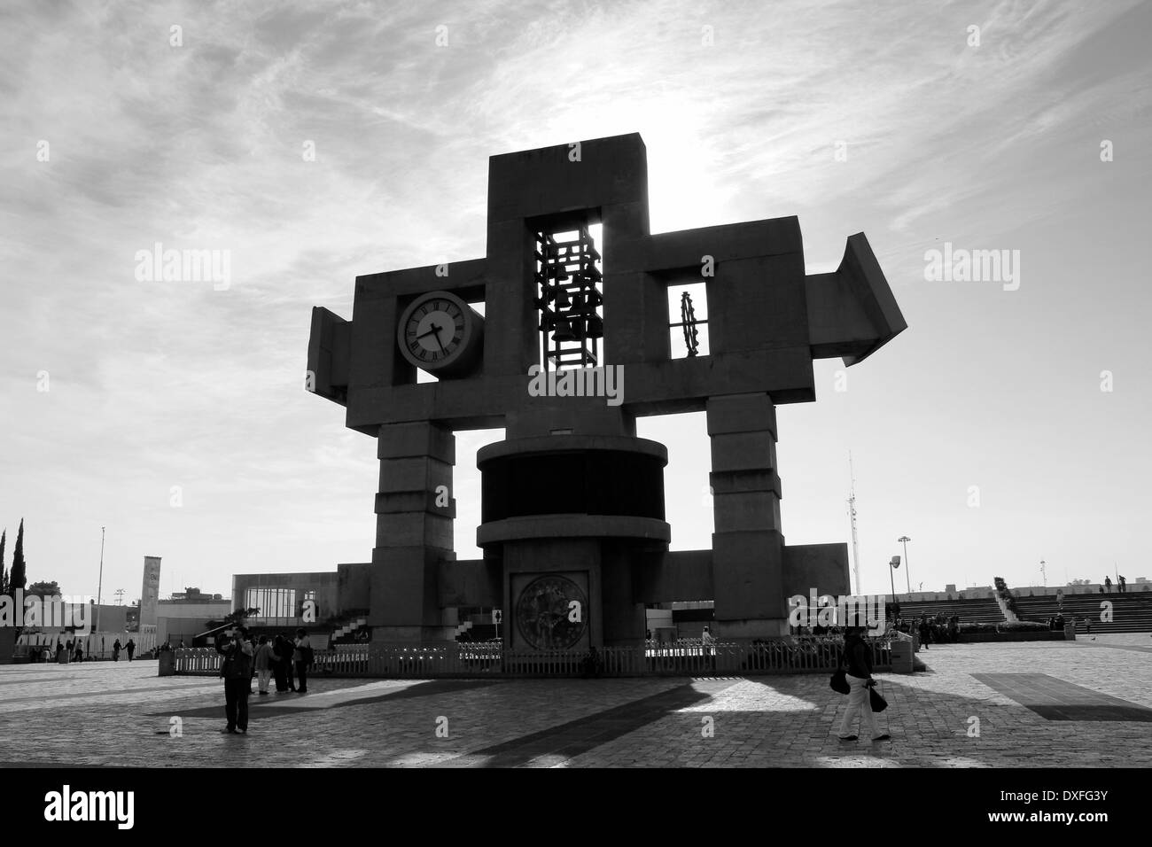 Un monumento che illustrano i diversi modi per raccontare il tempo, motivi della Basilica di Guadalupe, Città del Messico, Messico Foto Stock