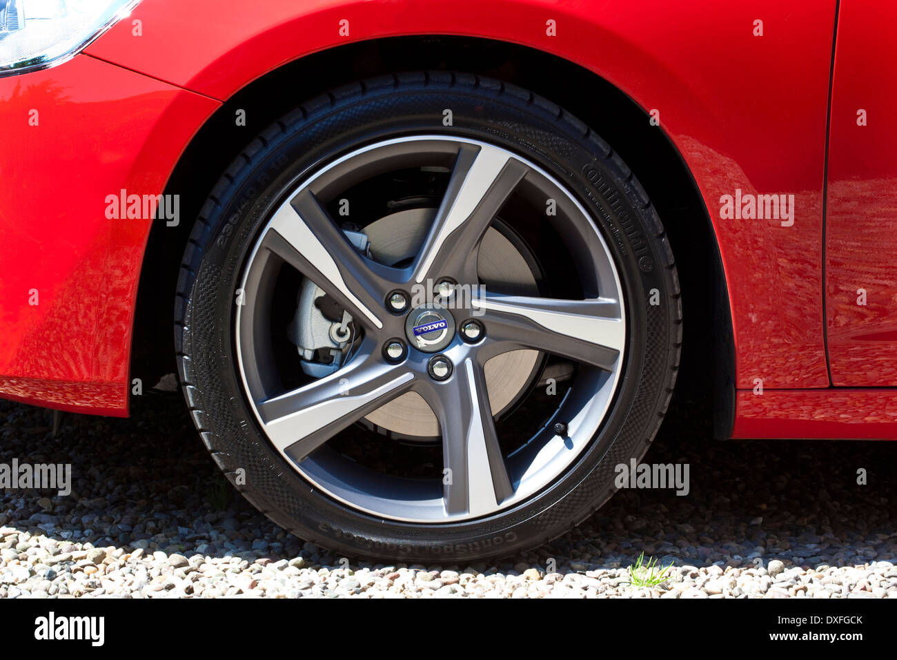 La ruota anteriore di una nuova red Volvo S60 berlina sportiva auto. Foto Stock