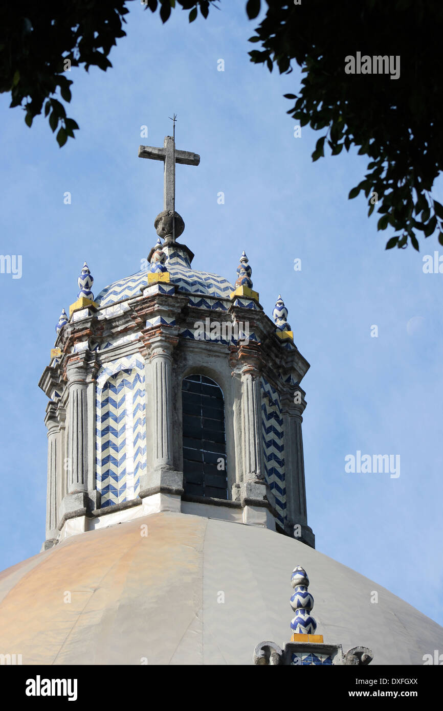 La cupola e la croce del Templo del Pocito, una piccola chiesa entro i motivi della Basilica di Guadalupe, Città del Messico, Messico Foto Stock