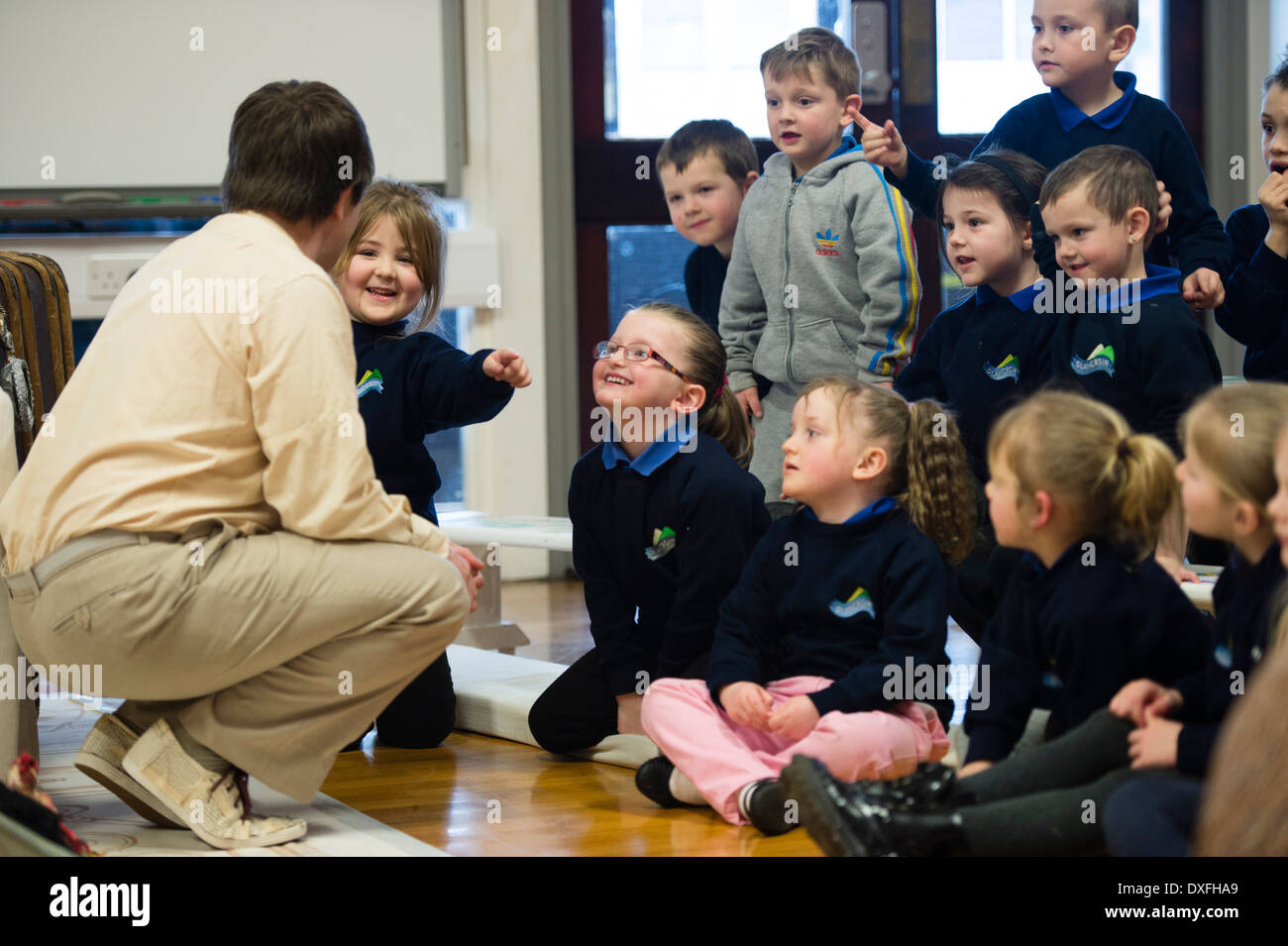 Primary KS1 ai bambini la visione di un teatro in prestazioni di educazione nella loro scuola, Wales UK Foto Stock