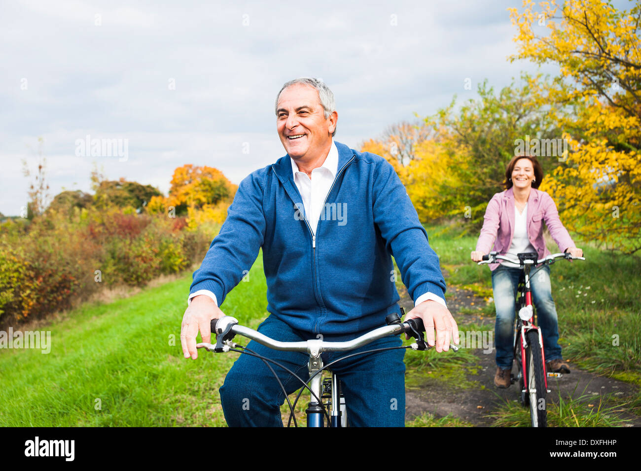 Paio di andare in bicicletta in autunno, Mannheim, Baden-Württemberg, Germania Foto Stock