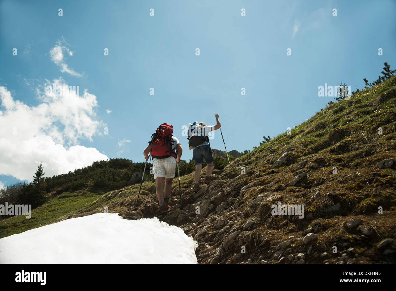 Coppia Matura escursioni in montagna, Valle di Tannheim, Tirolo, Austria Foto Stock