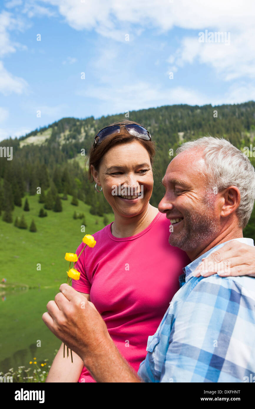 Coppia Matura relax al lago, Vilsalpsee, Valle di Tannheim, Tirolo, Austria Foto Stock