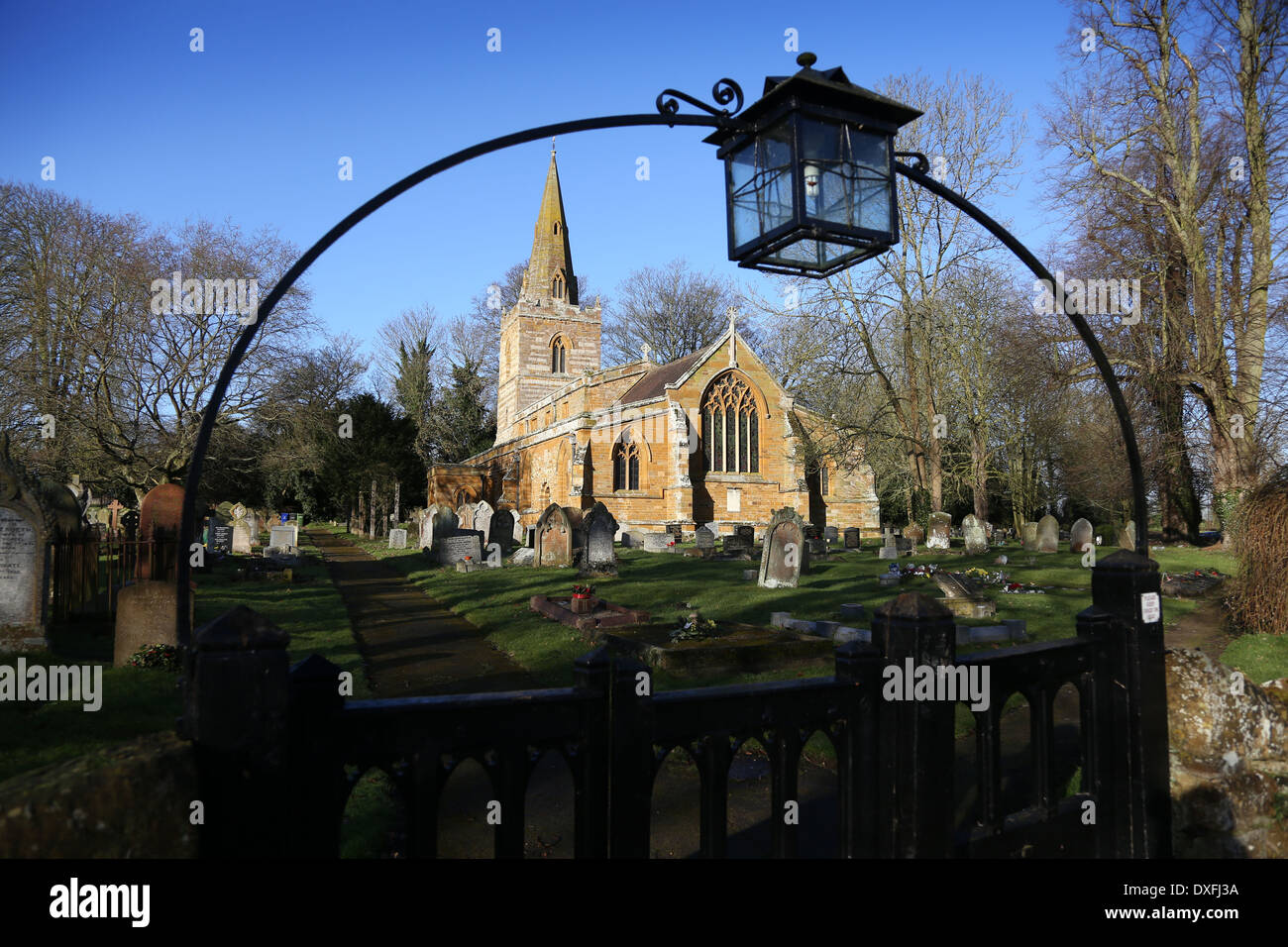 Bugbrooke villaggio chiesa e grave yard Foto Stock