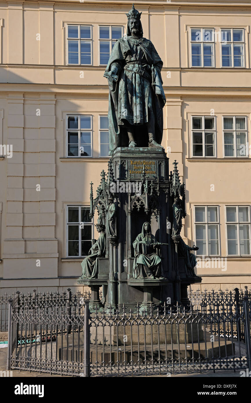 Statua di Carlo IV, sul Ponte Carlo a Praga, Boemia, Repubblica Ceca Foto Stock