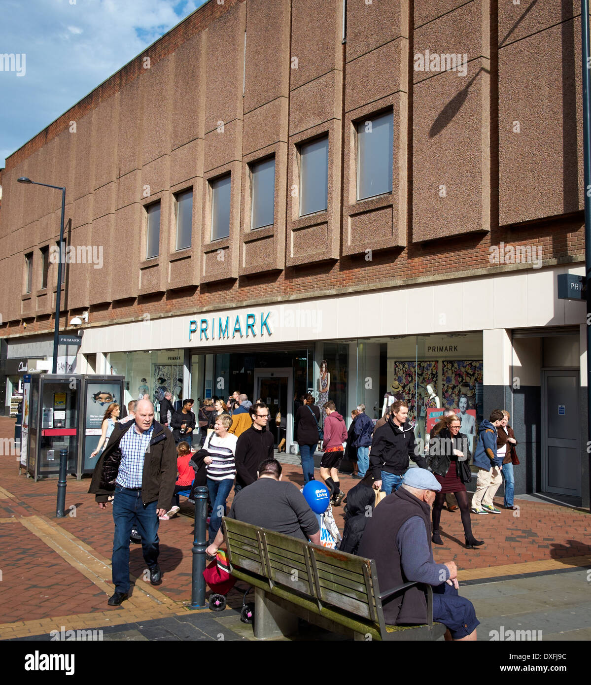 Le persone al di fuori della Primark Derby Inghilterra Regno Unito Foto Stock