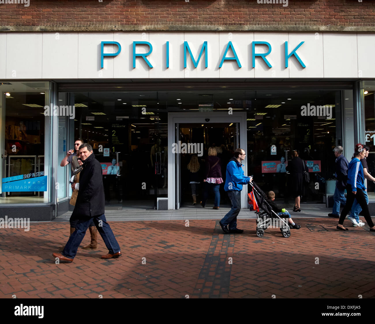 Le persone al di fuori della Primark Derby Inghilterra Regno Unito Foto Stock