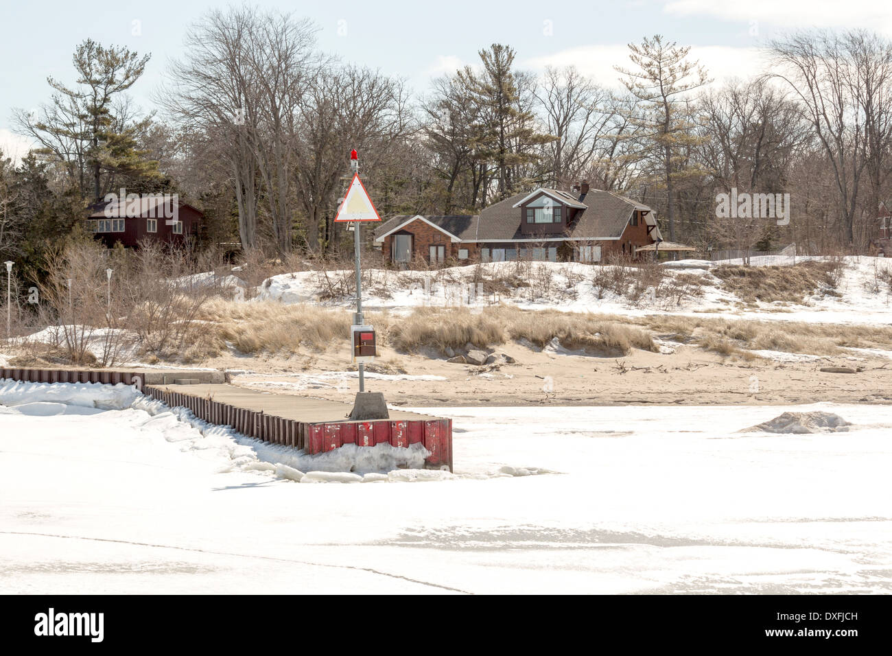 Spiaggia di Grand Bend Ontario dove l'acqua è completamente congelato e coperto di neve. Foto Stock