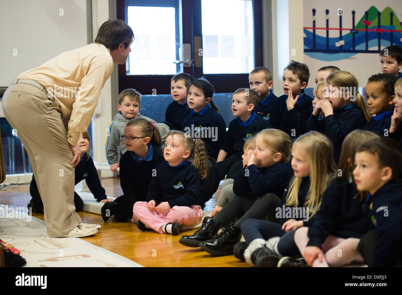 Primary KS1 ai bambini la visione di un teatro in prestazioni di educazione nella loro scuola, Wales UK Foto Stock