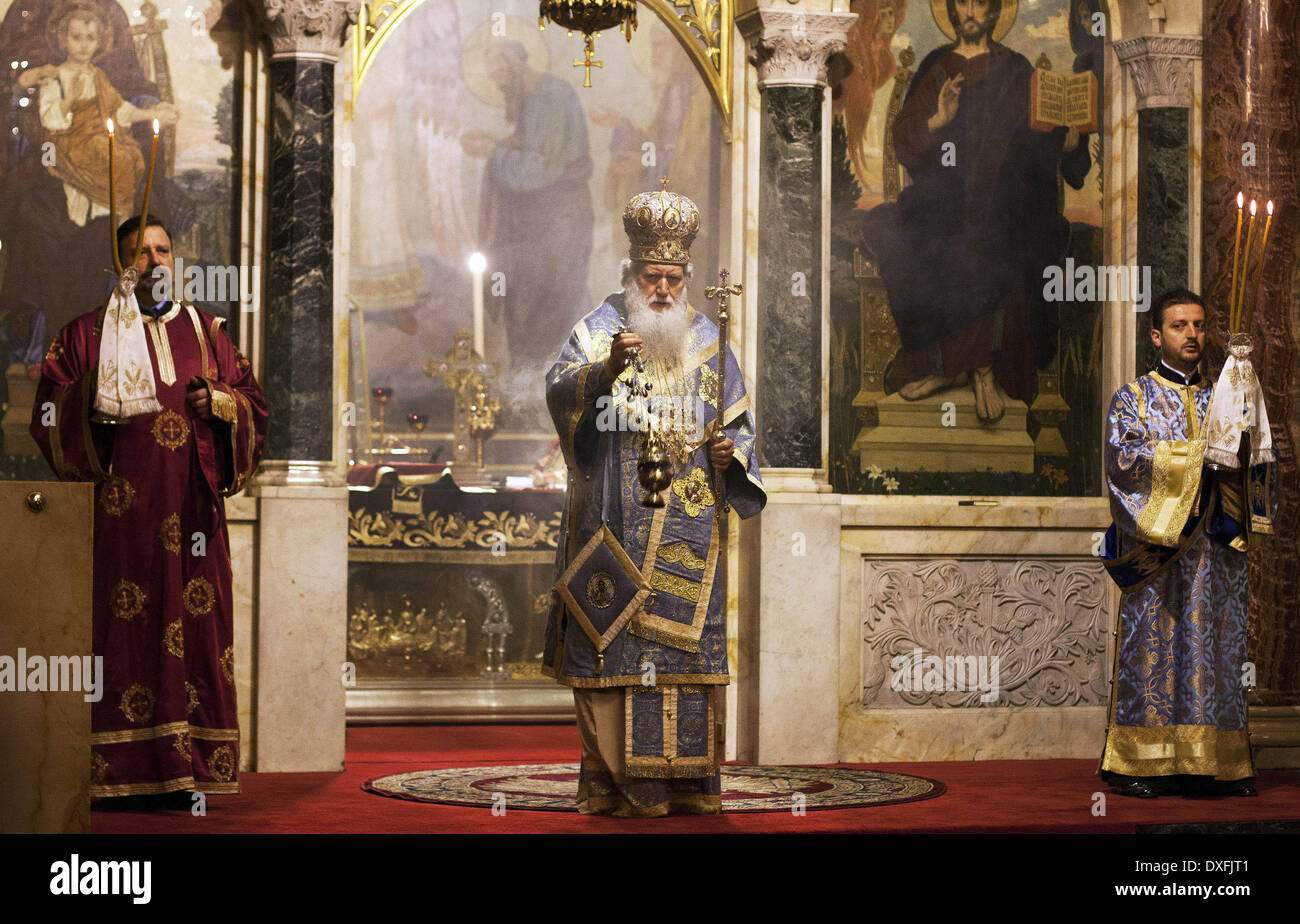 Sofia, Bulgaria. 25 Mar, 2014. Patriarca bulgaro neofita servita una sacra liturgia per il giorno dell'Annunciazione (Blagoveshtenie) al St. Alexander Nevski Cattedrale. Il 25 marzo, la chiesa ortodossa bulgara celebra il giorno in cui l Arcangelo Gabriele è venuto alla Vergine Maria per dirle che sarebbe stata la Madre del Figlio di Dio " Gesù Cristo. © Hristo Vladev/NurPhoto/ZUMAPRESS.com/Alamy Live News Foto Stock