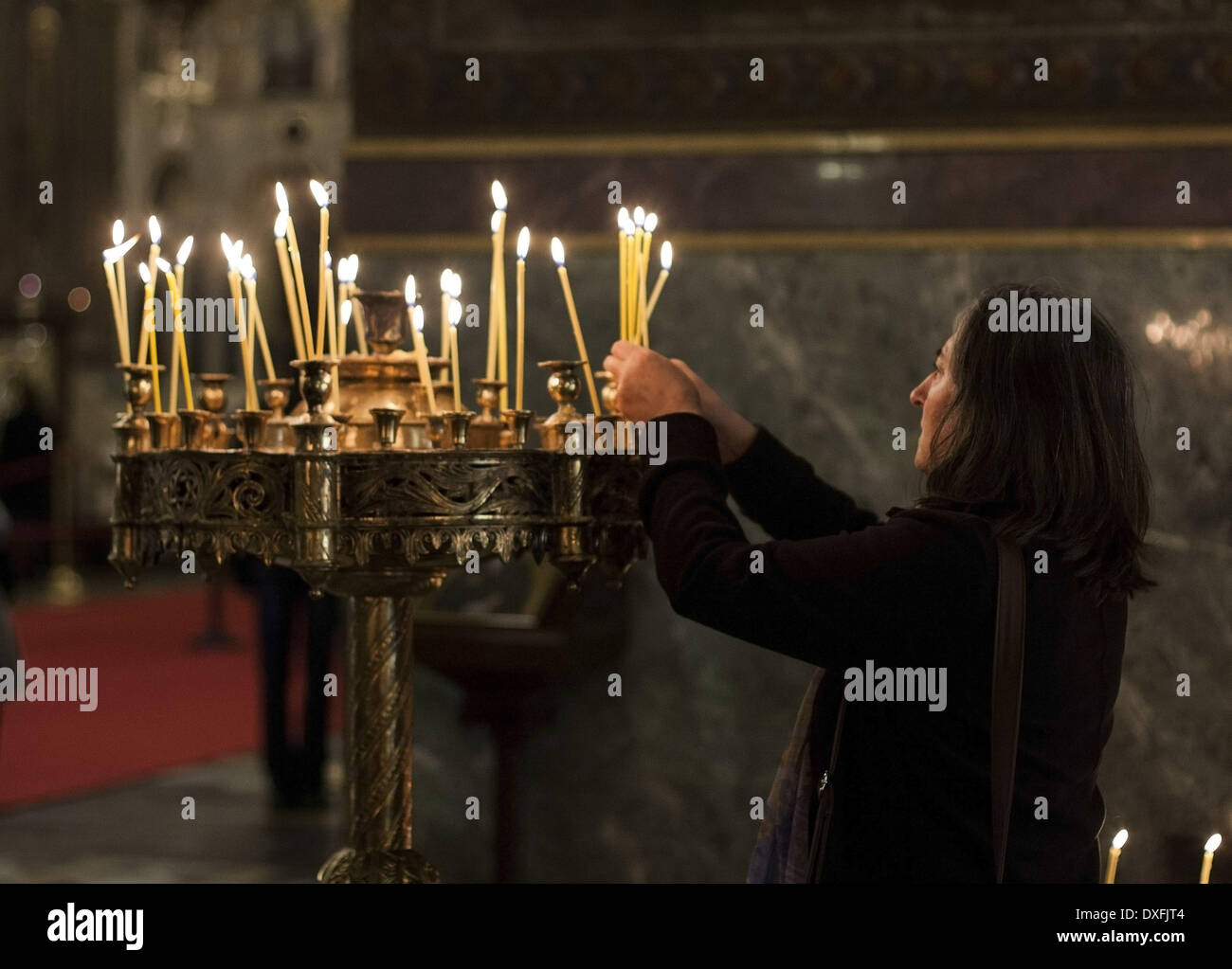 Sofia, Bulgaria. 25 Mar, 2014. Patriarca bulgaro neofita servita una sacra liturgia per il giorno dell'Annunciazione (Blagoveshtenie) al St. Alexander Nevski Cattedrale. Il 25 marzo, la chiesa ortodossa bulgara celebra il giorno in cui l Arcangelo Gabriele è venuto alla Vergine Maria per dirle che sarebbe stata la Madre del Figlio di Dio " Gesù Cristo. © Hristo Vladev/NurPhoto/ZUMAPRESS.com/Alamy Live News Foto Stock