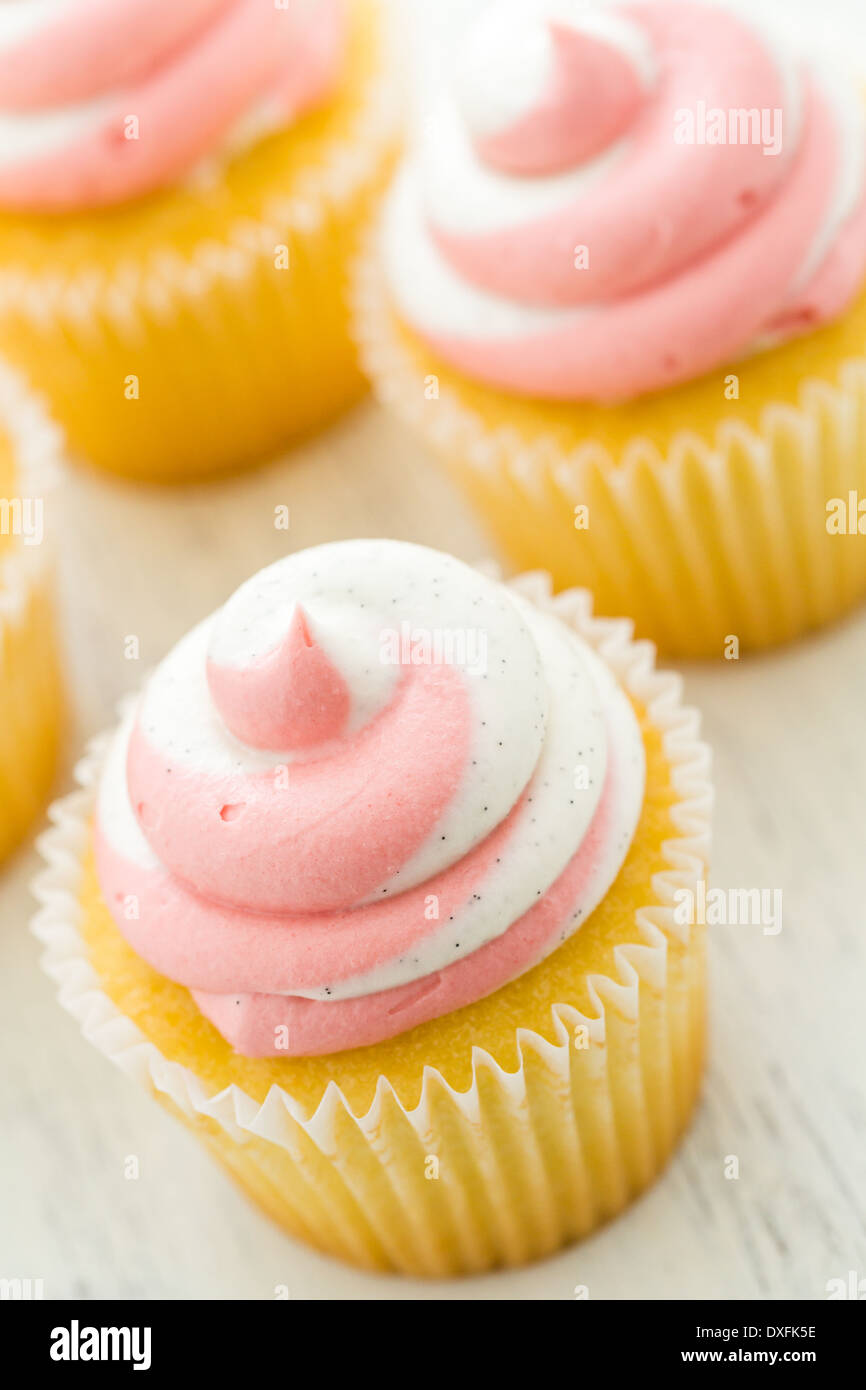 Tortini di vaniglia e rabboccato con crema di fragola. Foto Stock
