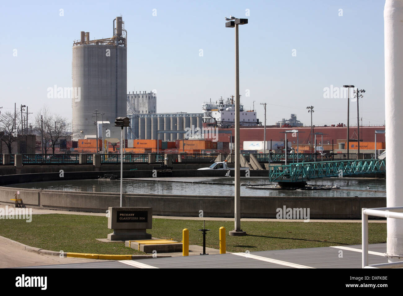 Impianto di depurazione delle acque reflue a MMSD Milwaukee Metropolitan distretto di liquame Wisconsin Primiary chiarificatori vasche di decantazione Foto Stock