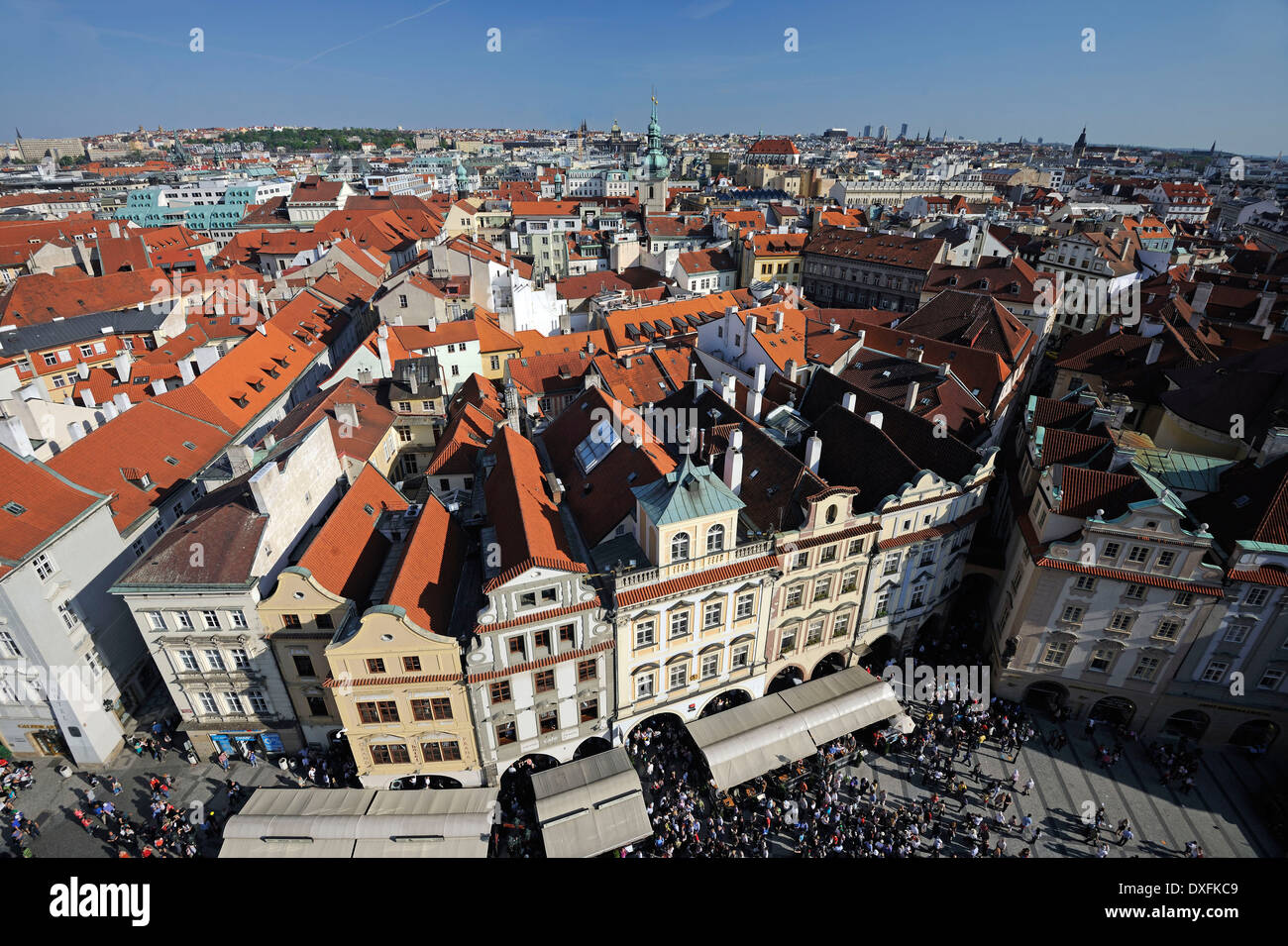 Piazza della Città Vecchia e il quartiere storico, vista dalla torre del municipio della Città Vecchia di Praga, Boemia, Repubblica Ceca Foto Stock