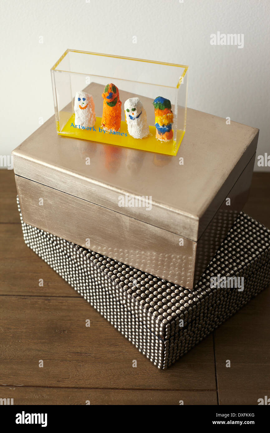 Incorniciato Kid's Artwork, Studio Shot Foto Stock