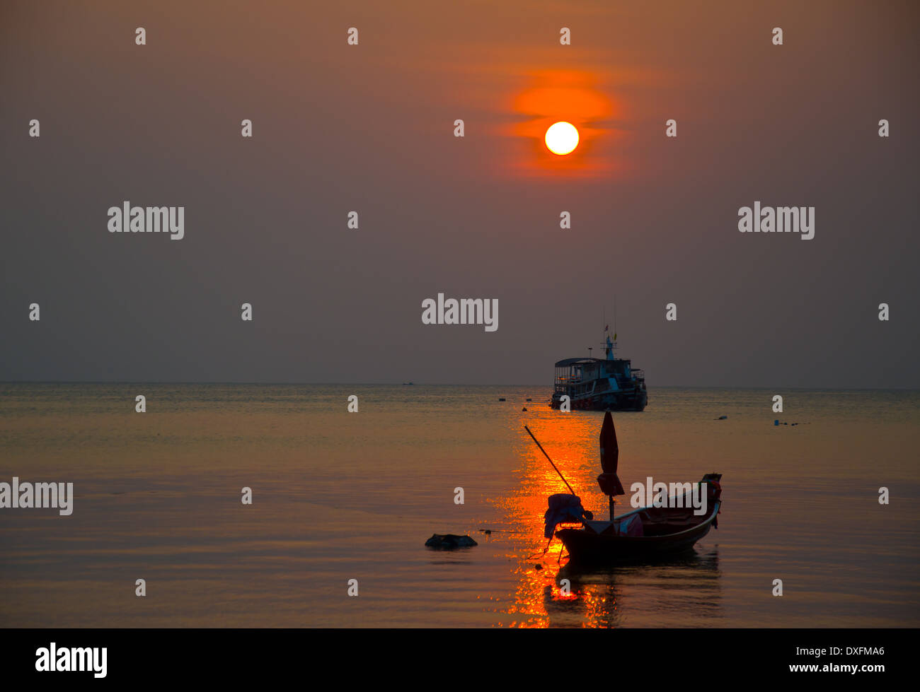 Silhouette della barca in mare Foto Stock