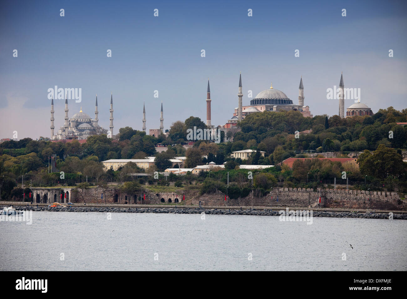 La Moschea Blu (L) e Hagia Sophia sono visto entrare in Istanbul su una nave da crociera. Foto Stock