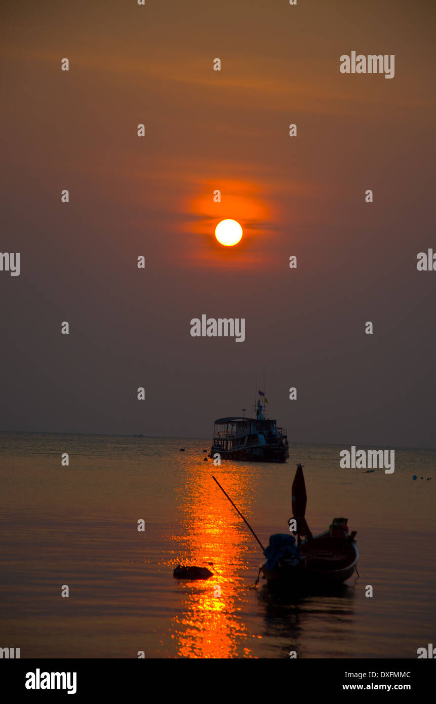 Silhouette della barca in mare Foto Stock
