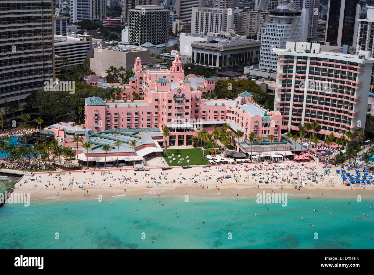 Vista aerea del Royal Hawaiian Hotel sulla spiaggia di Waikiki nelle Hawaii. Foto Stock