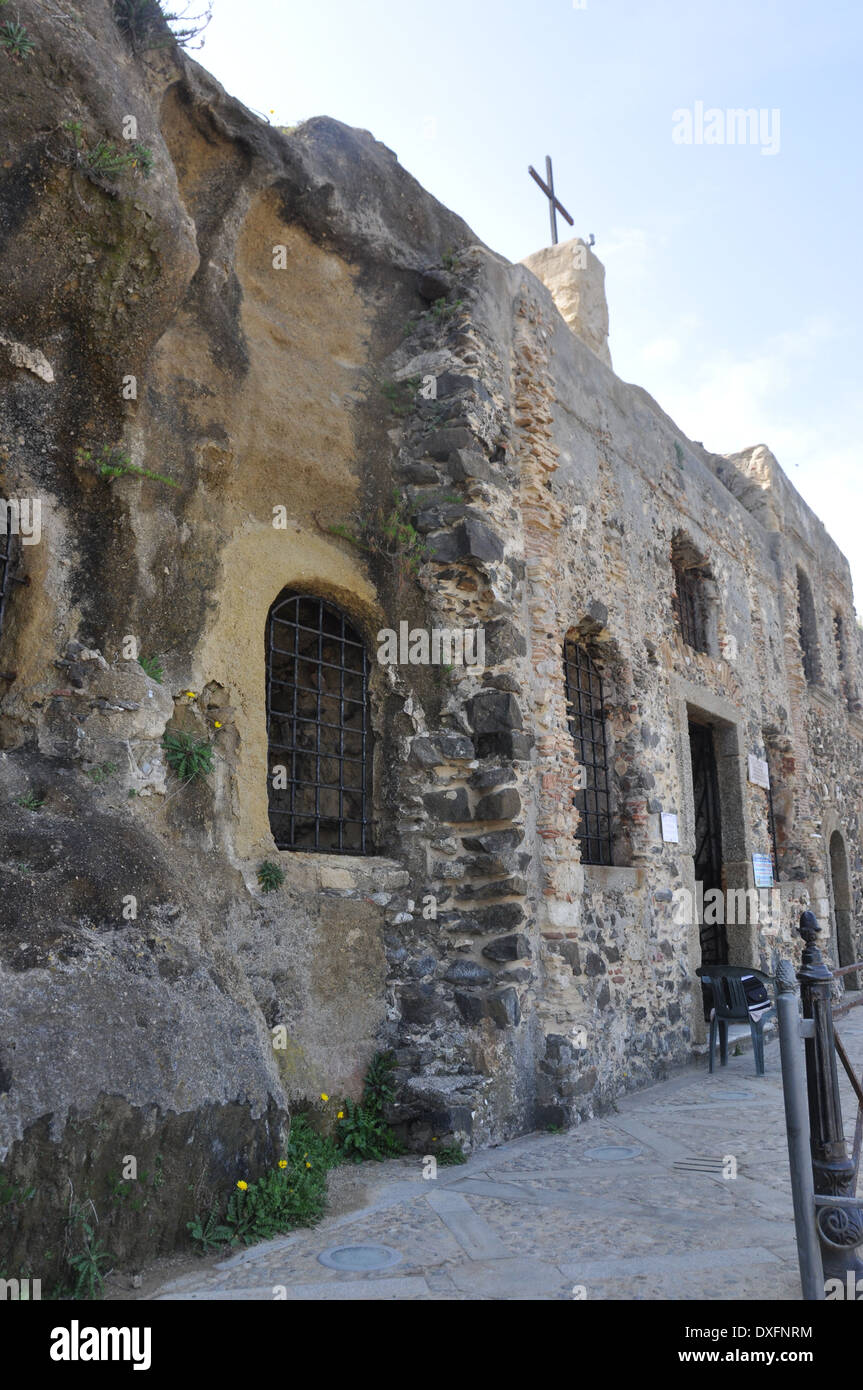 La Chiesetta di Piedigrotta, una chiesa situata in una grotta scavata interamente in pietra di tufo, appena a nord del Pizzo in Calabria. Foto Stock