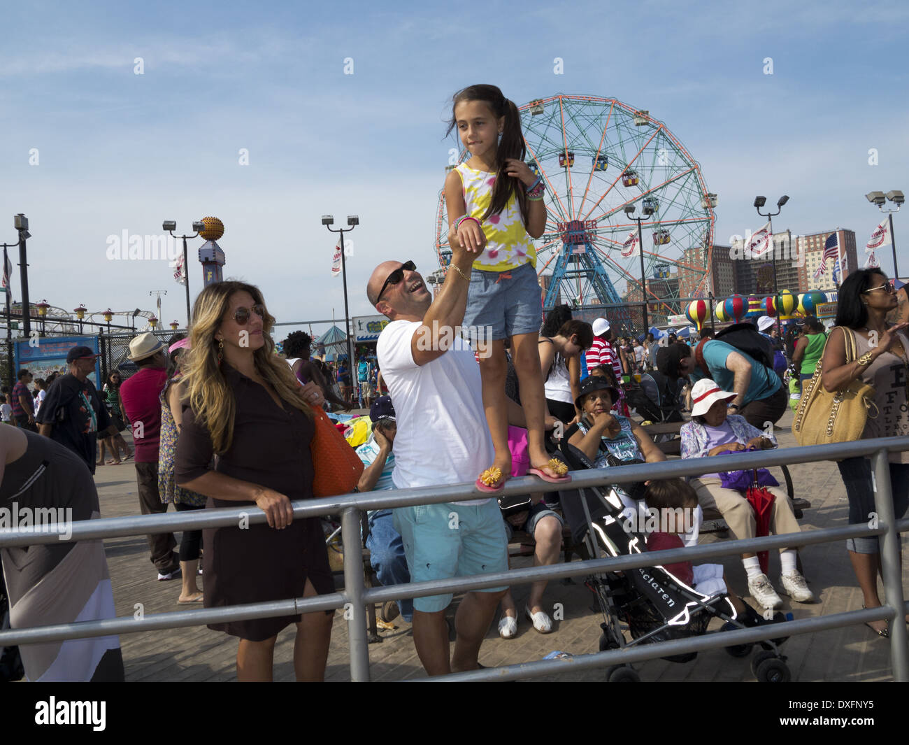 Padre figlia ascensori per aiutare il suo punto di vista le voci della XXIII edizione Coney Island scultura di sabbia Contest di Brooklyn, NY, 2013. Foto Stock