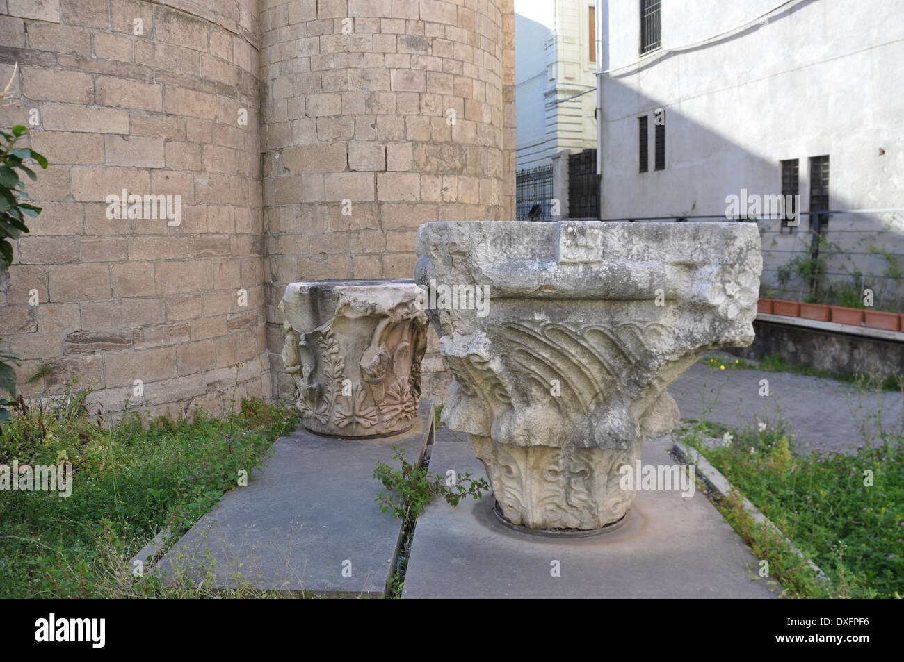 Fuori porta display di capitali da colonne sia antico romano o le antiche rovine greche di Messina. Foto Stock