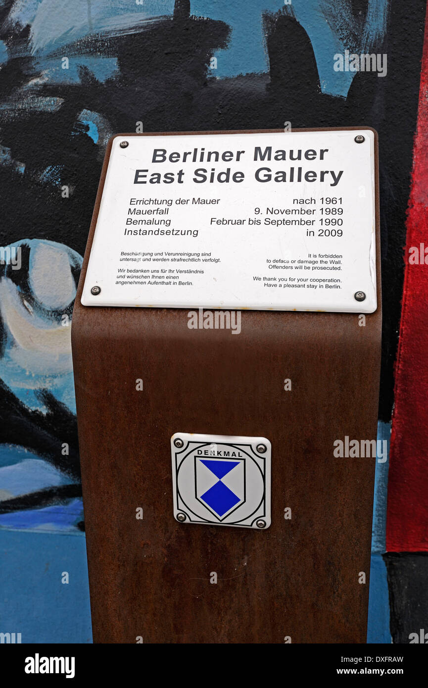 Monumento segno, East Side Gallery, i resti del muro di Berlino, Berlino-friedrichshain, Germania Foto Stock