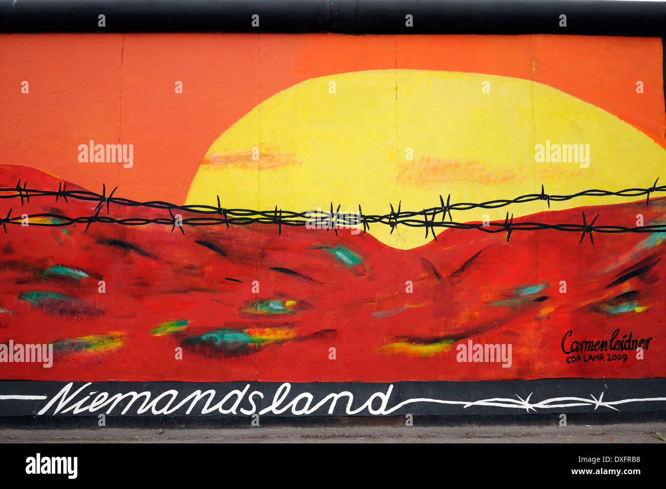 Niemandsland., terra di nessuno, di Carmen Leidner, dipinto sul muro di Berlino, la East Side Gallery di Berlino Germania Foto Stock