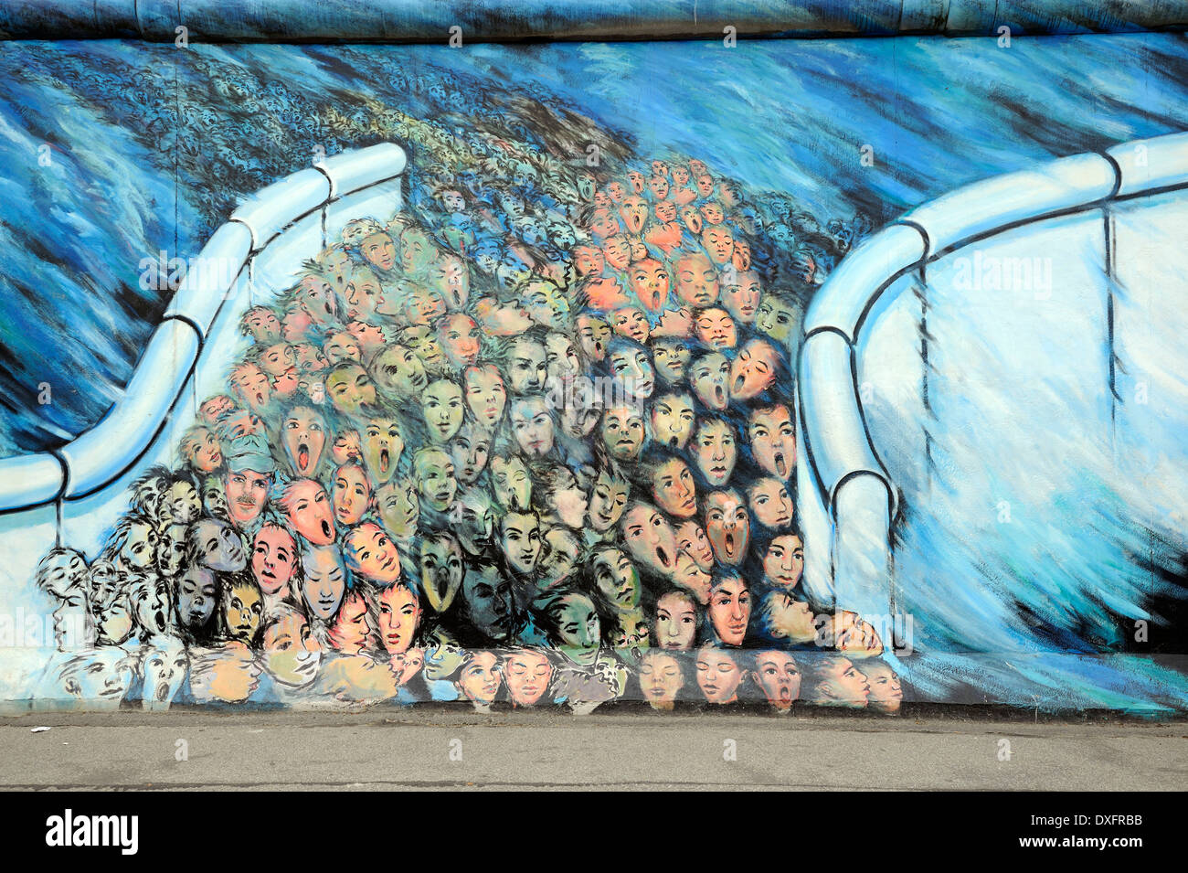 Rottura della folla attraverso il muro di Berlino, dipinto sul muro di Berlino, la East Side Gallery di Berlino, Germania, Europa Foto Stock