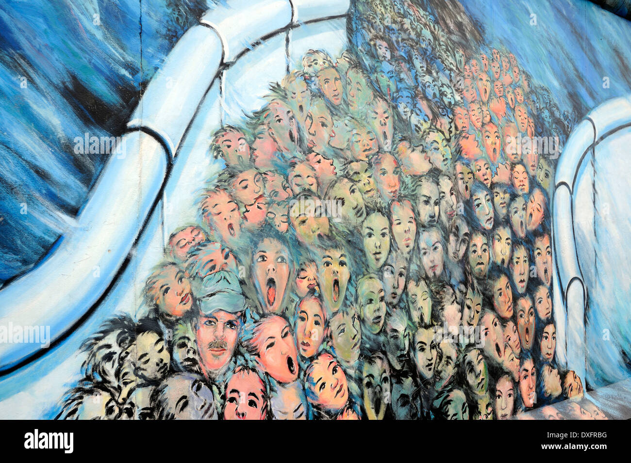 Rottura della folla attraverso il muro di Berlino, dipinto sul muro di Berlino, la East Side Gallery di Berlino, Germania, Europa Foto Stock