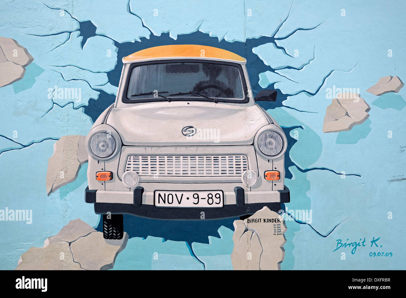 Prova il resto Trabant rottura attraverso il muro di Berlino da Birgit Kinder dipinto sul muro di Berlino East Side Gallery Berlin Foto Stock