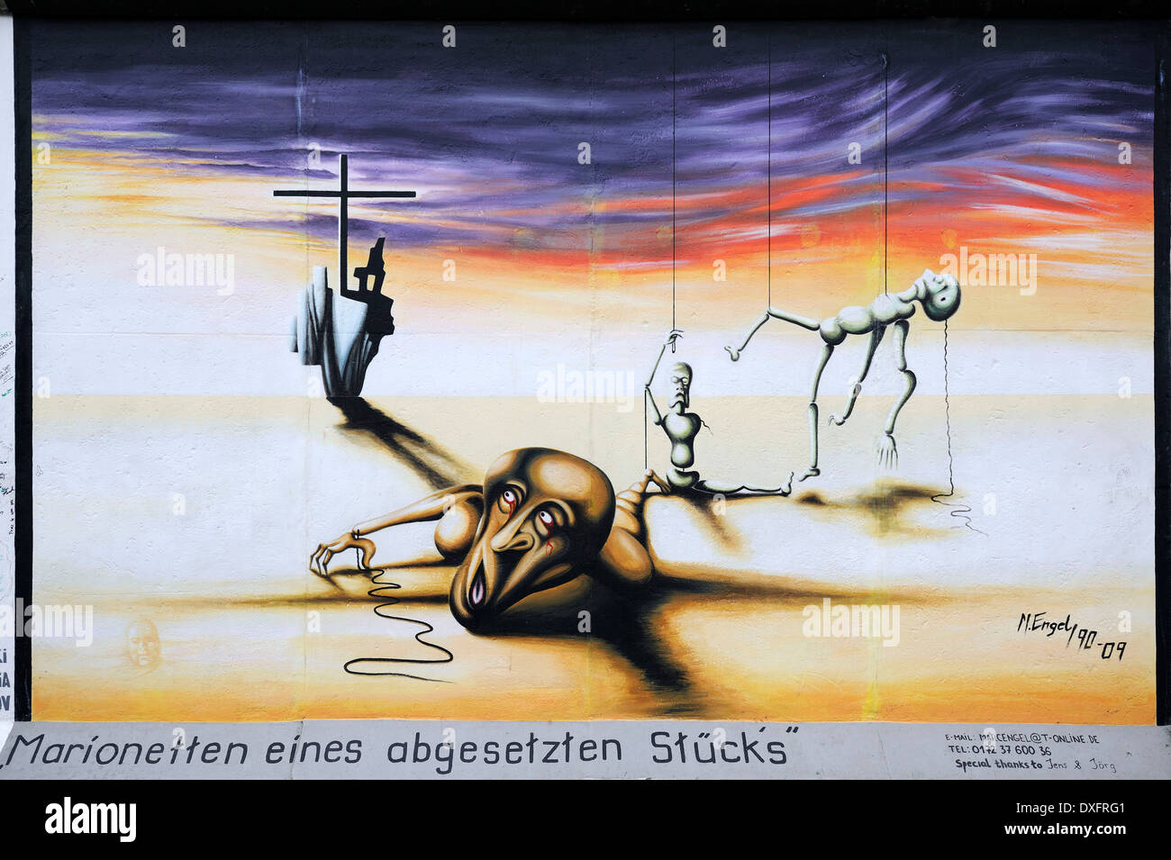 Marionette eines abgesetzten Stucks burattini di un gioco annullato da Marc Engel dipinto sul muro di Berlino East Side Gallery Foto Stock