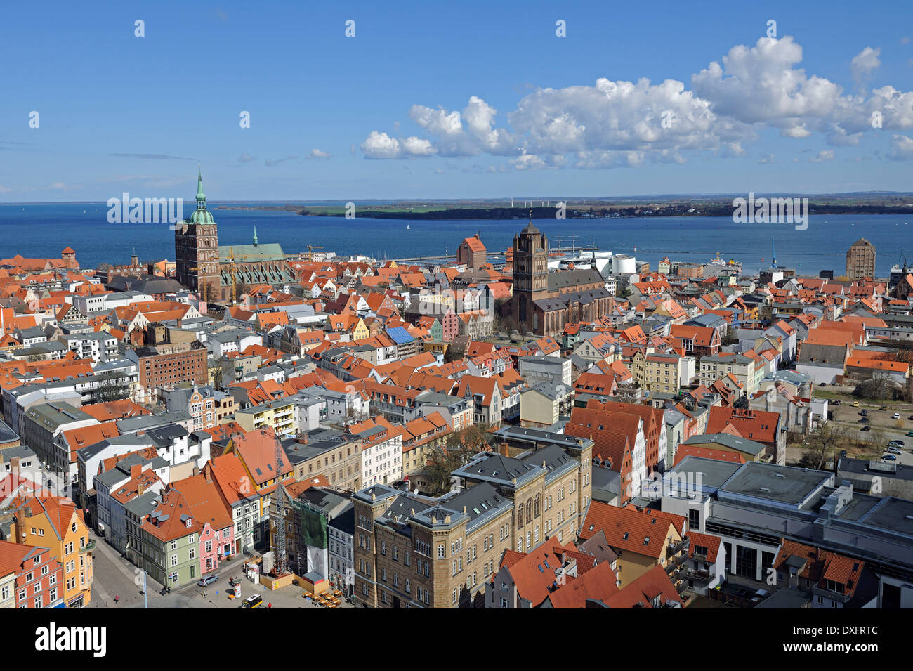 Vista dalla chiesa di Santa Maria oltre il centro storico della città con la Chiesa di San Nicola chiesa di St James Porto e Strelasund Foto Stock