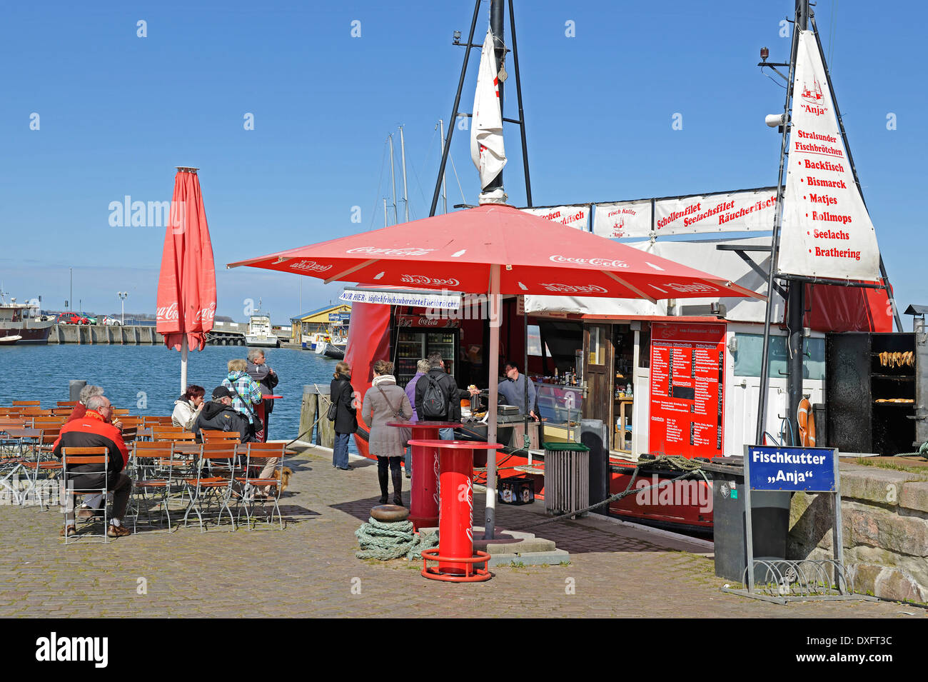 Fresa di pesca la vendita di pesce fresco e pesce pane-rulli porta storica città anseatica di Stralsund Meclemburgo-pomerania Foto Stock