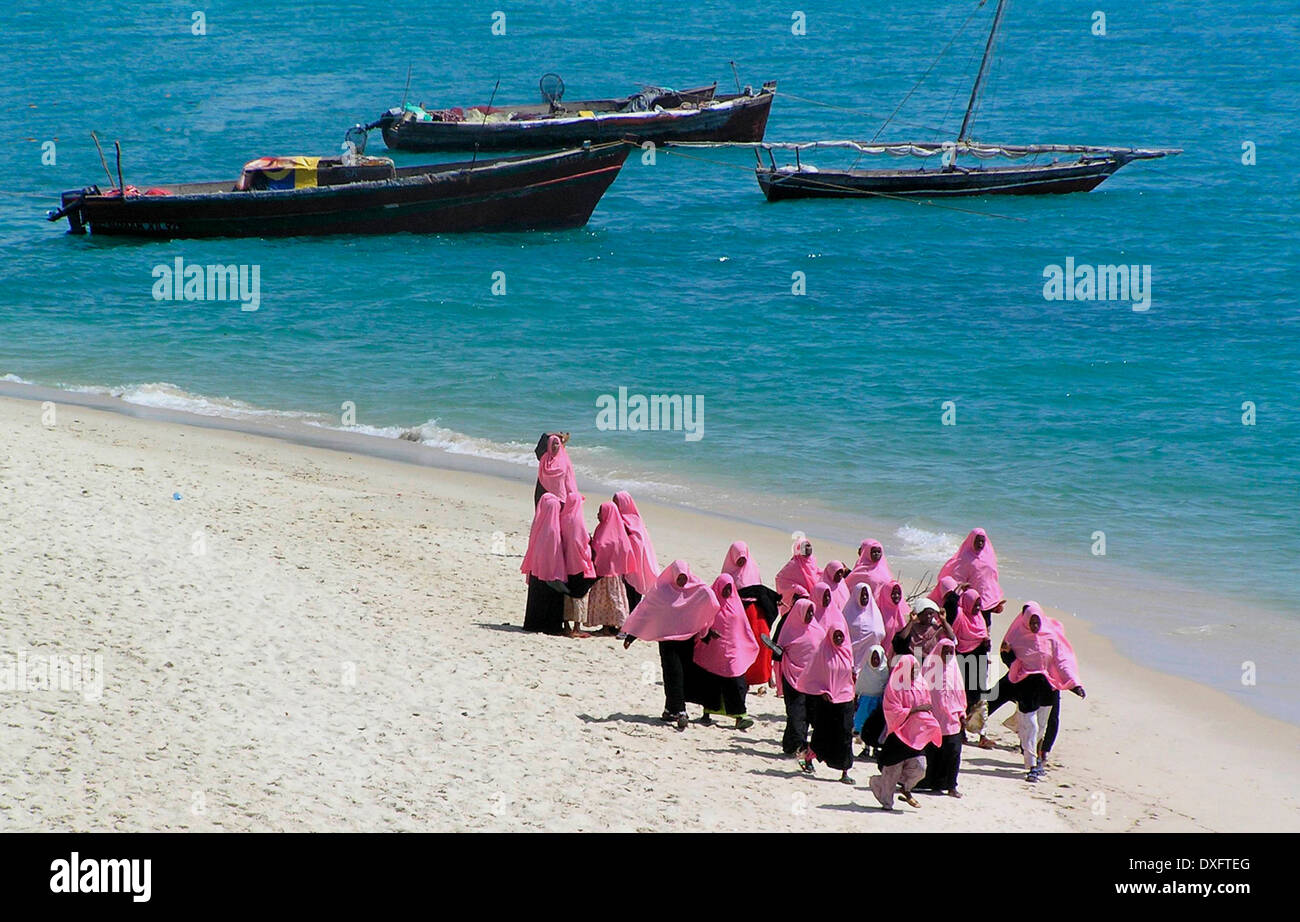 Ragazzina musulmana della scuola di uscita su una spiaggia a Zanzibar Foto Stock