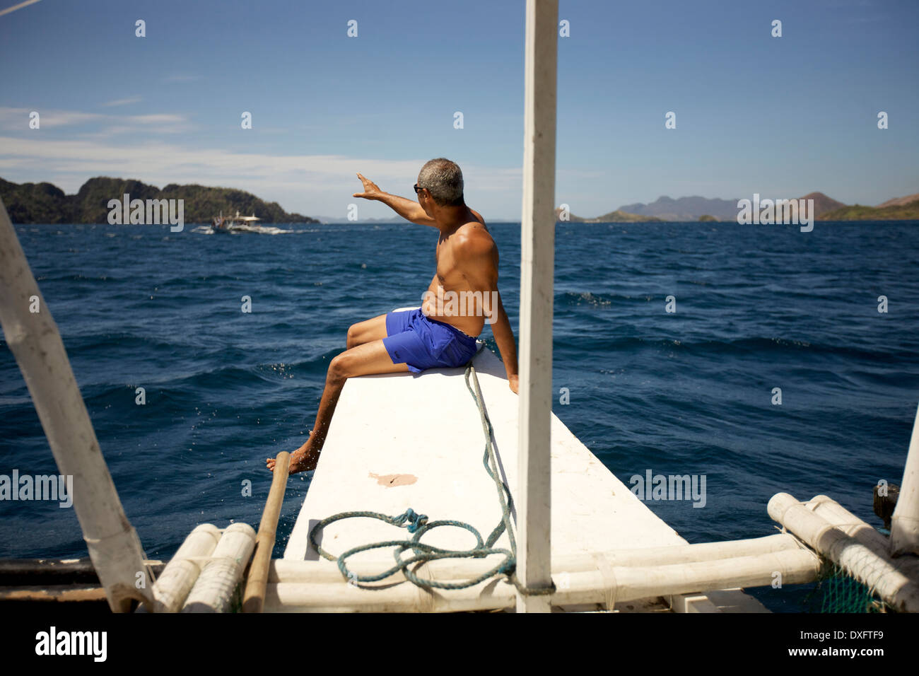 Tourist godendo di una gita in barca nelle Filippine Foto Stock