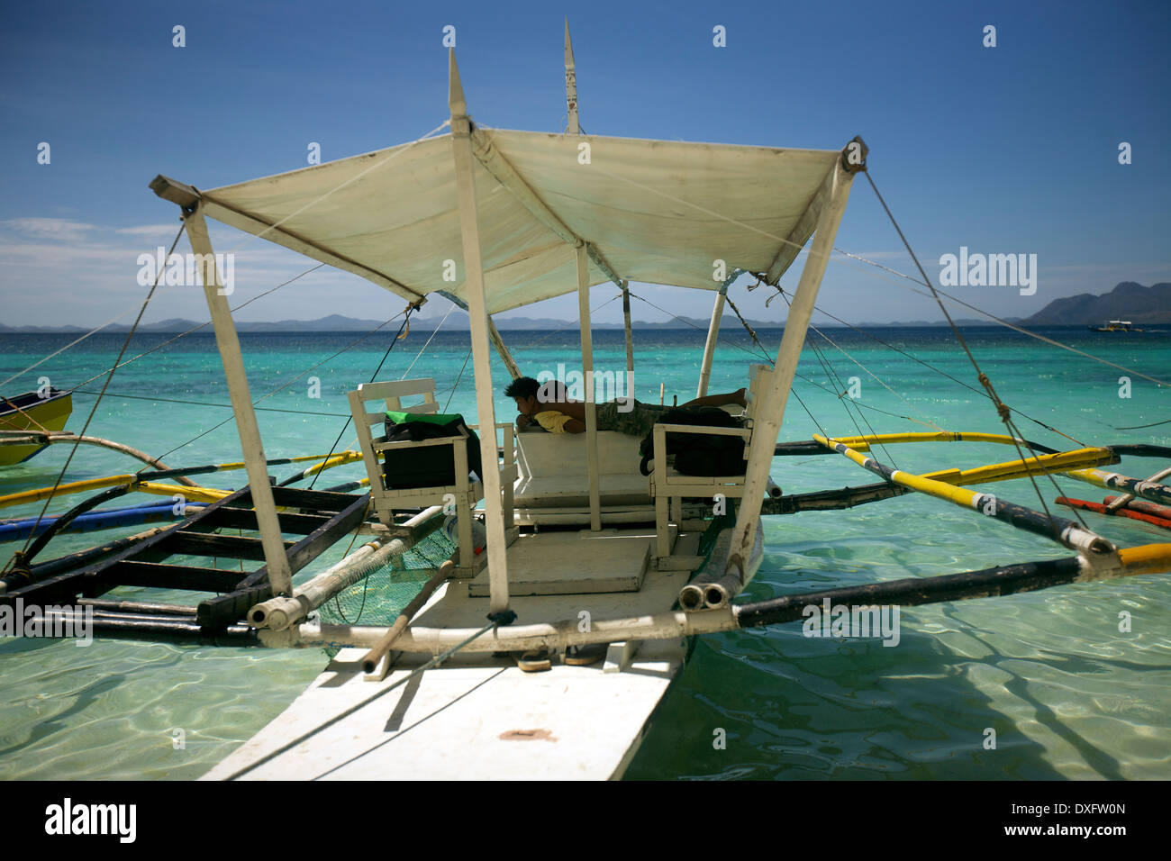 Il noleggio di una barca ancorata ad una spiaggia dorata in Coron Island, Philippinnes Foto Stock