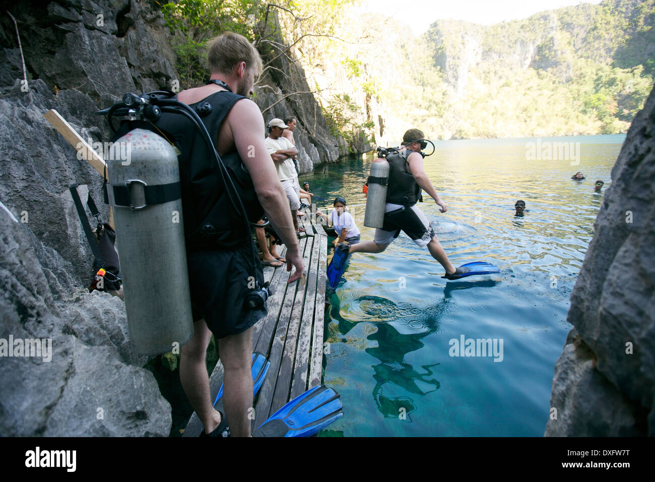 I subacquei di saltare in un lago, vicino a Coron, Filippine Foto Stock